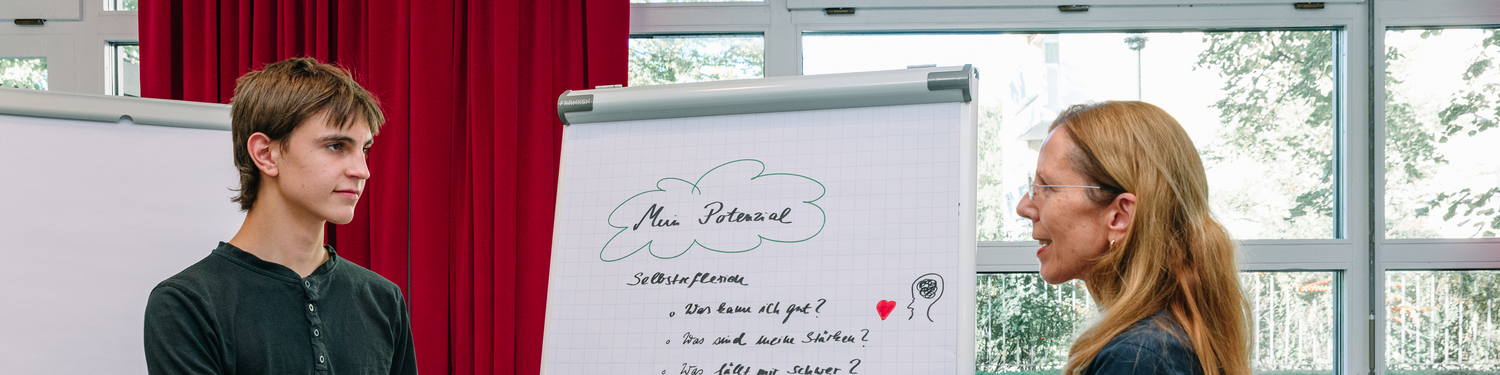 Abiturient mit Berater im Gespräch